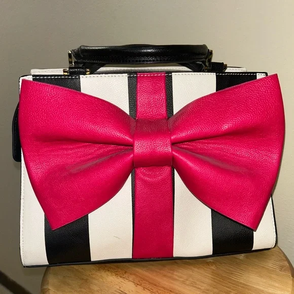 Betsey johnson purse outlet with big pink bow